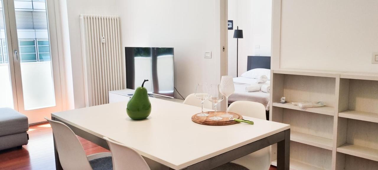 Appartamento Joivy Superb Flat, 2 Balconies & Skyscrapers View Milano Esterno foto