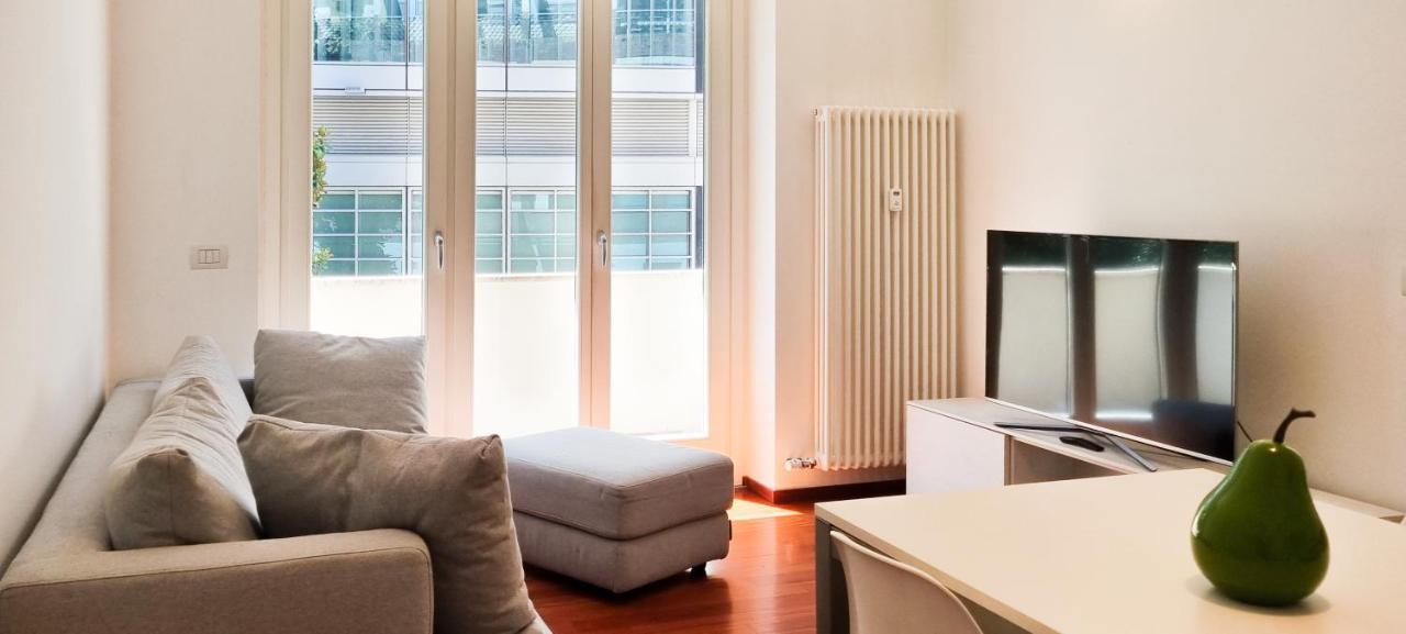 Appartamento Joivy Superb Flat, 2 Balconies & Skyscrapers View Milano Esterno foto