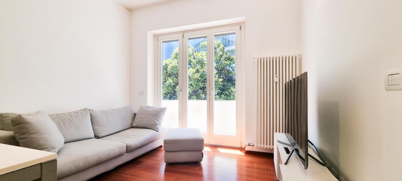 Appartamento Joivy Superb Flat, 2 Balconies & Skyscrapers View Milano Esterno foto