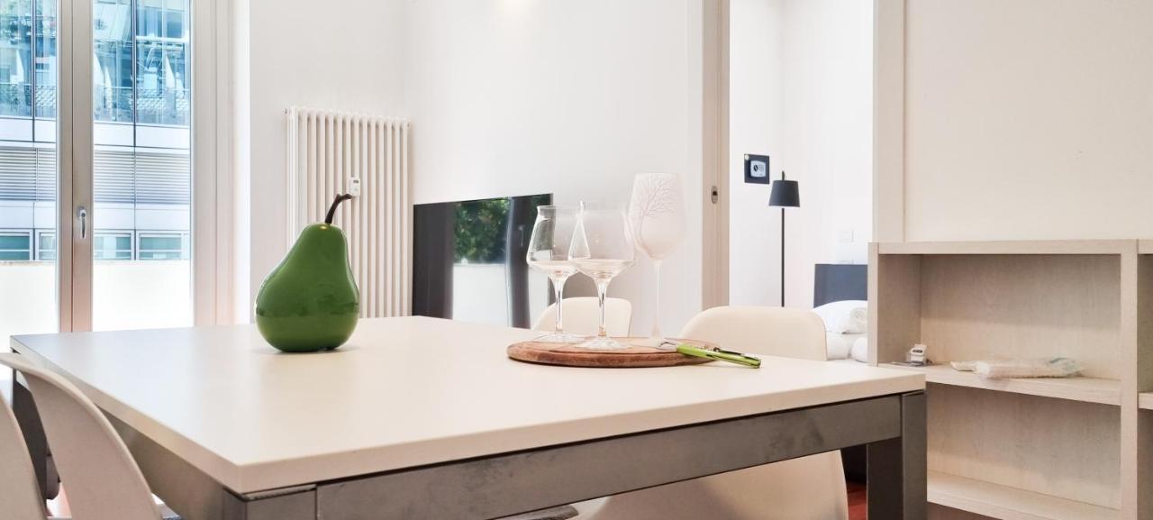 Appartamento Joivy Superb Flat, 2 Balconies & Skyscrapers View Milano Esterno foto