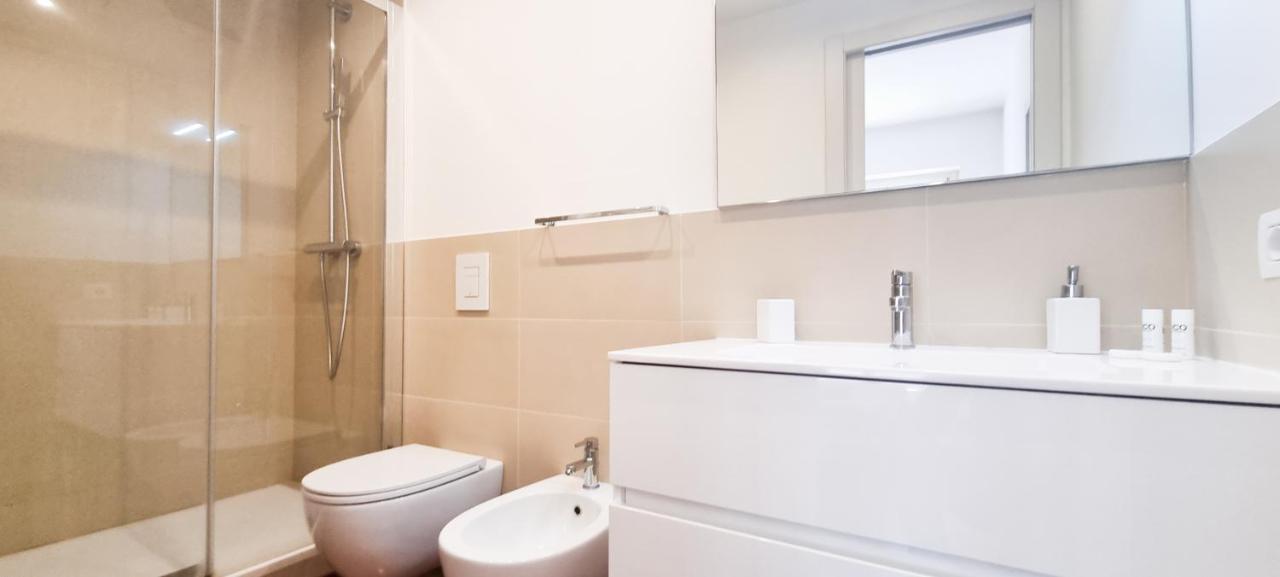 Appartamento Joivy Superb Flat, 2 Balconies & Skyscrapers View Milano Esterno foto