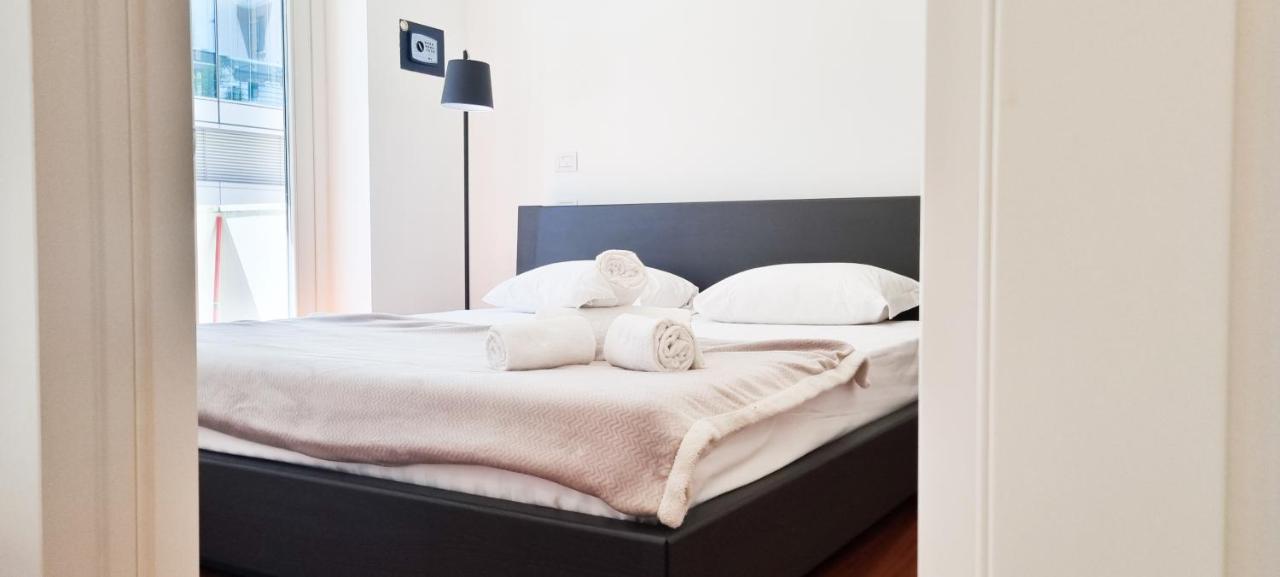 Appartamento Joivy Superb Flat, 2 Balconies & Skyscrapers View Milano Esterno foto