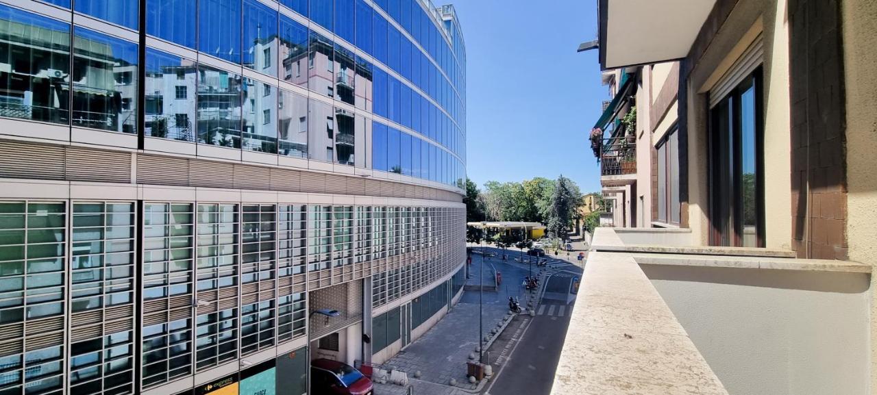 Appartamento Joivy Superb Flat, 2 Balconies & Skyscrapers View Milano Esterno foto